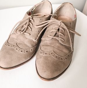 Oxford-style shoes